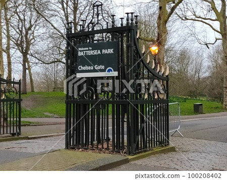 Chelsea Gate, one of the entrances to Battersea Park. It's about time for the lights to come on. England Chelsea Gate, one of the entrances to Battersea Park. It's about time for the lights to come on. England 100208402