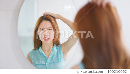 woman scratch head from itching 100210062