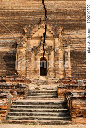 Pa Hto Taw Gyi pagoda in Mandalay, Myanmar Pa Hto Taw Gyi pagoda in Mandalay, Myanmar 100210702