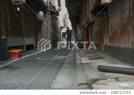 Photographing the alley of Machiya in Kyoto city 100211555