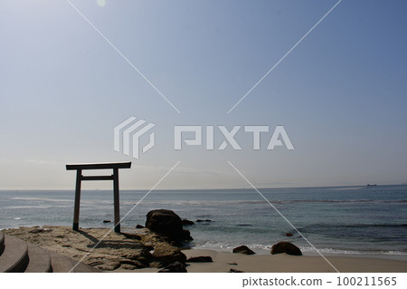 圓浦鳥居和美麗的大海 圓浦鳥居和美麗的大海 100211565