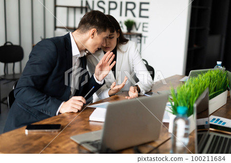 discussion of the company's business by the team sitting at the common table discussion of the company's business by the team sitting at the common table 100211684
