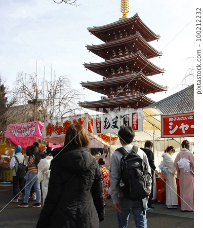 The most enjoyable part of the fair is the selection of open-air food, and eating while walking around. Share and eat various things with friends The most enjoyable part of the fair is the selection of open-air food, and eating while walking around. Share and eat various things with friends 100212232