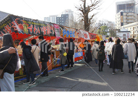 Ennichi是日本文化。一邊享受露天浴池,一邊吃東西,吸引人們的視線 Ennichi是日本文化。一邊享受露天浴池,一邊吃東西,吸引人們的視線 100212234