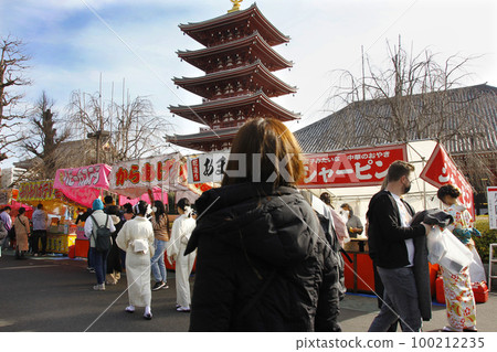 Kimono looks good on fairs. talk while eating 100212235