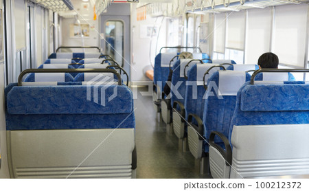 早上乘坐JR列車的風景 早上乘坐JR列車的風景 100212372