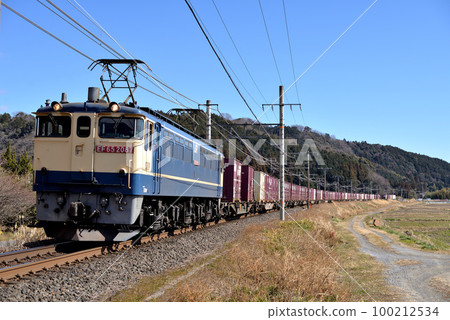 EF652087 container freight train running on the Tokaido Main Line 100212534