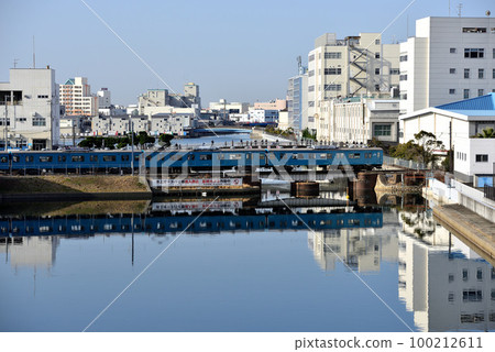 Wadamisaki Line 103 series going through the canal and people seeing them off Wadamisaki Line 103 series going through the canal and people seeing them off 100212611