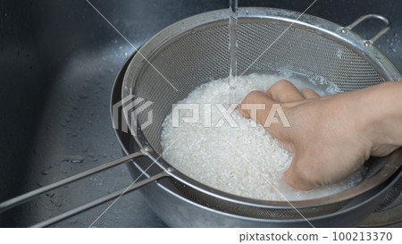 Sharpen and wash rice with tap water Sharpen and wash rice with tap water 100213370