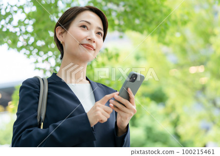 有智能手機的女商人 100215461