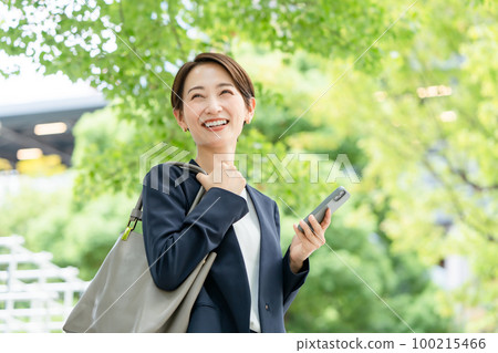 Business woman with a smartphone 100215466