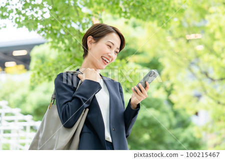 Business woman with a smartphone 100215467