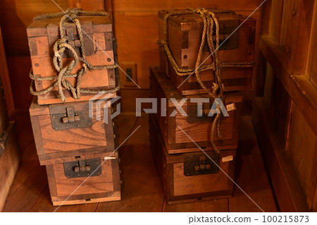 A coin box in the merchant's house of a shipping wholesaler. 100215873