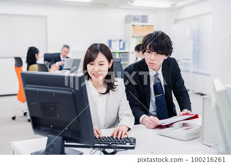 接管業務的商務人士 100216261