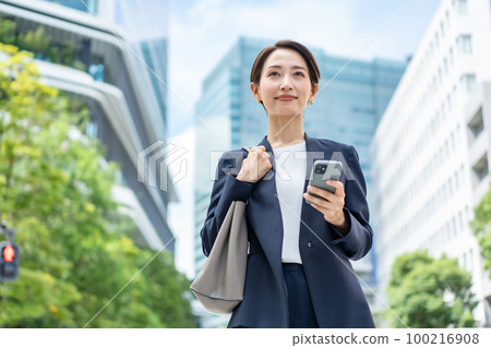 商務場景中年女性 100216908