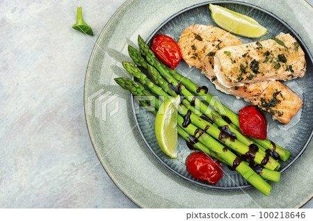 Salmon cooked with asparagus. Salmon cooked with asparagus. 100218646