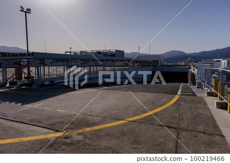 Rooftop parking in a shopping center 100219466