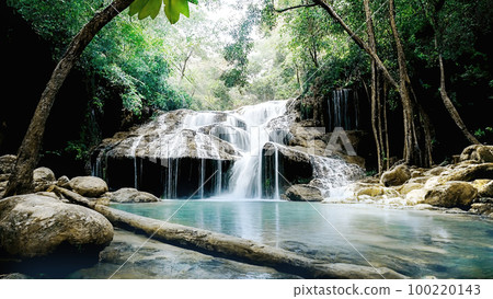 瀑布、盆地、背景素材 100220143