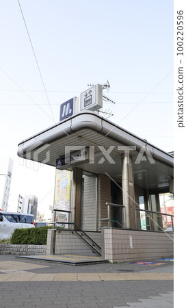 There is also an elevator on the other side of the stairs at Nishitanabe Station No. 2 entrance on the Osaka Metro Midosuji Line. 100220596