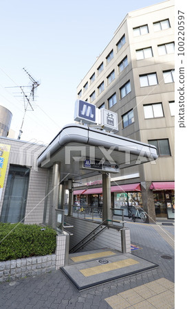 Osaka Metro禦堂筋線西田邊站2號出口,樓梯左側,另一側有電梯口 Osaka Metro禦堂筋線西田邊站2號出口,樓梯左側,另一側有電梯口 100220597