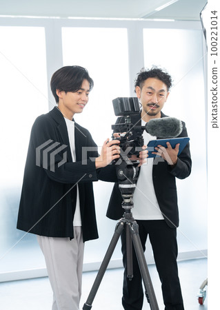 導演指導視頻創作者 100221014