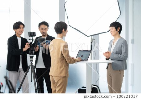 導演指導視頻創作者 100221017