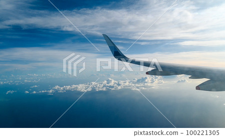 在飛行過程中從飛機的窗戶看到的雲和天空 100221305