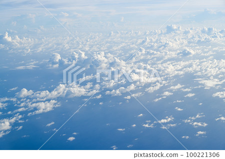 在飛行過程中從飛機的窗戶看到的雲和天空 100221306