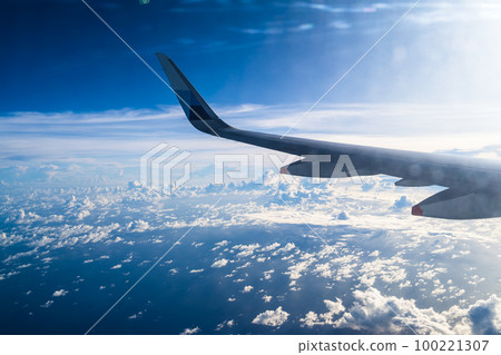 在飛行過程中從飛機的窗戶看到的雲和天空 100221307