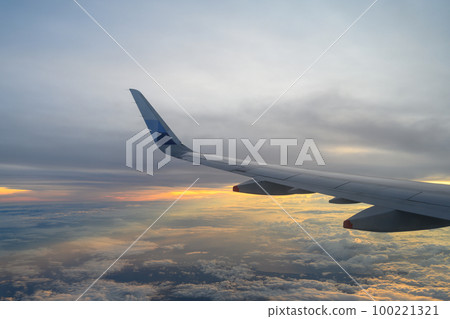 在飛行過程中從飛機的窗戶看到的雲和天空 100221321