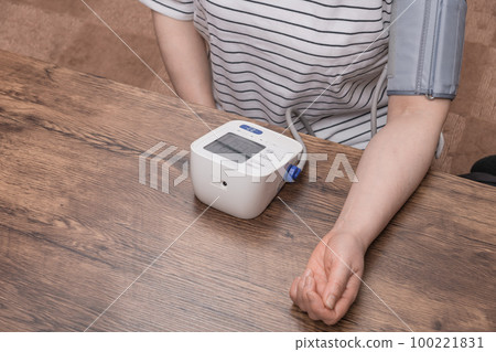 [家庭主婦測量血壓] 100221831