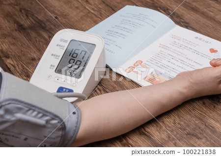 [Housewife measuring blood pressure high] 100221838