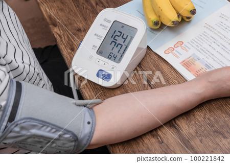 [Housewife measuring blood pressure Normal] 100221842
