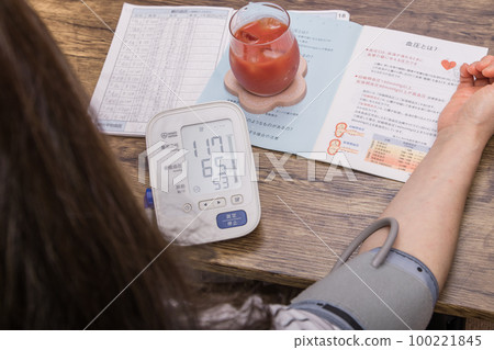 [Housewife measuring blood pressure Low] 100221845