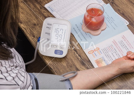 [Housewife measuring blood pressure high] 100221846