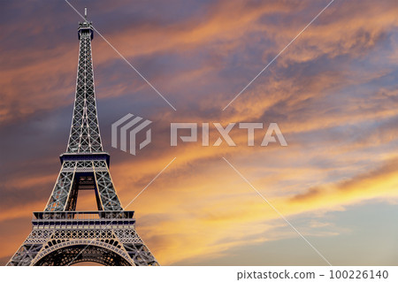 Eiffel Tower against the background of a beautiful sky at sunset. Paris, France Eiffel Tower against the background of a beautiful sky at sunset. Paris, France 100226140