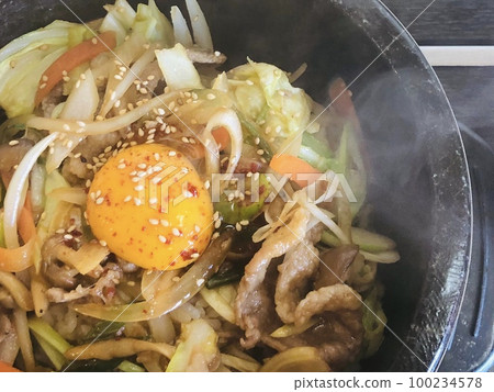 熱氣騰騰的石鍋拌飯特寫 熱氣騰騰的石鍋拌飯特寫 100234578