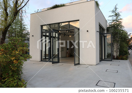 Reload was born on the railroad track site in Shimokitazawa 100235571