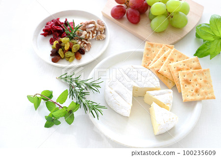 Camembert cheese and crackers 100235609