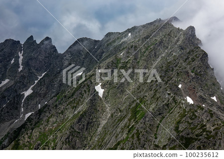 從北阿爾卑斯山的前穗高山看到的有云的奧穗高山 100235612