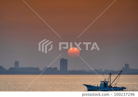 Sunrise in Tokyo Bay 100237296