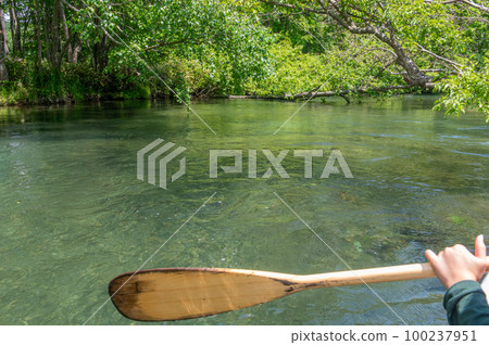 初夏可以劃獨木舟的釧路川源頭 100237951