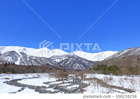 從Hakuba Ohashi懷來的冬天白馬Miyama 從Hakuba Ohashi懷來的冬天白馬Miyama 100238236