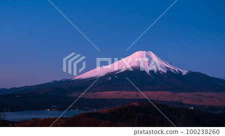 黎明時分的富士山 100238260