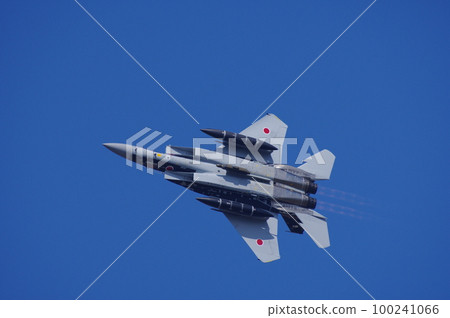 航空自衛隊侵略者部隊的F-15在航空節上進行機動飛行 航空自衛隊侵略者部隊的F-15在航空節上進行機動飛行 100241066