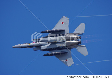 航空自衛隊侵略者部隊的F-15在航空節上進行機動飛行 航空自衛隊侵略者部隊的F-15在航空節上進行機動飛行 100241071