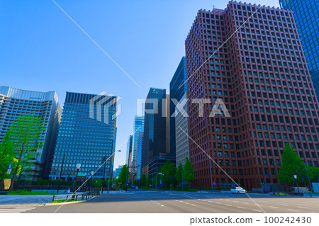 【東京】5月:在碧空如洗的黃金周新綠中抵達東京站,遊覽觀光地 【東京】5月:在碧空如洗的黃金周新綠中抵達東京站,遊覽觀光地 100242430