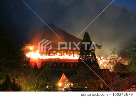 [Nara Prefecture] Shuni-e (Omizutori) at Todaiji Nigatsu-do 100242679