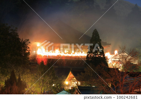 [Nara Prefecture] Shuni-e (Omizutori) at Todaiji Nigatsu-do 100242681