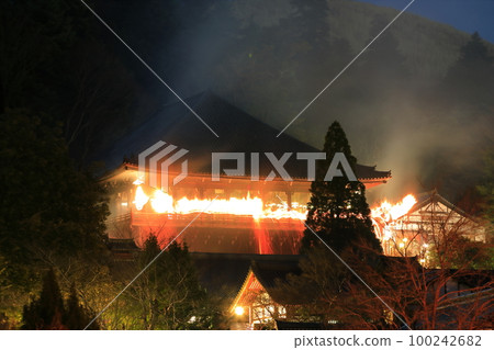 [Nara Prefecture] Shuni-e (Omizutori) at Todaiji Nigatsu-do 100242682